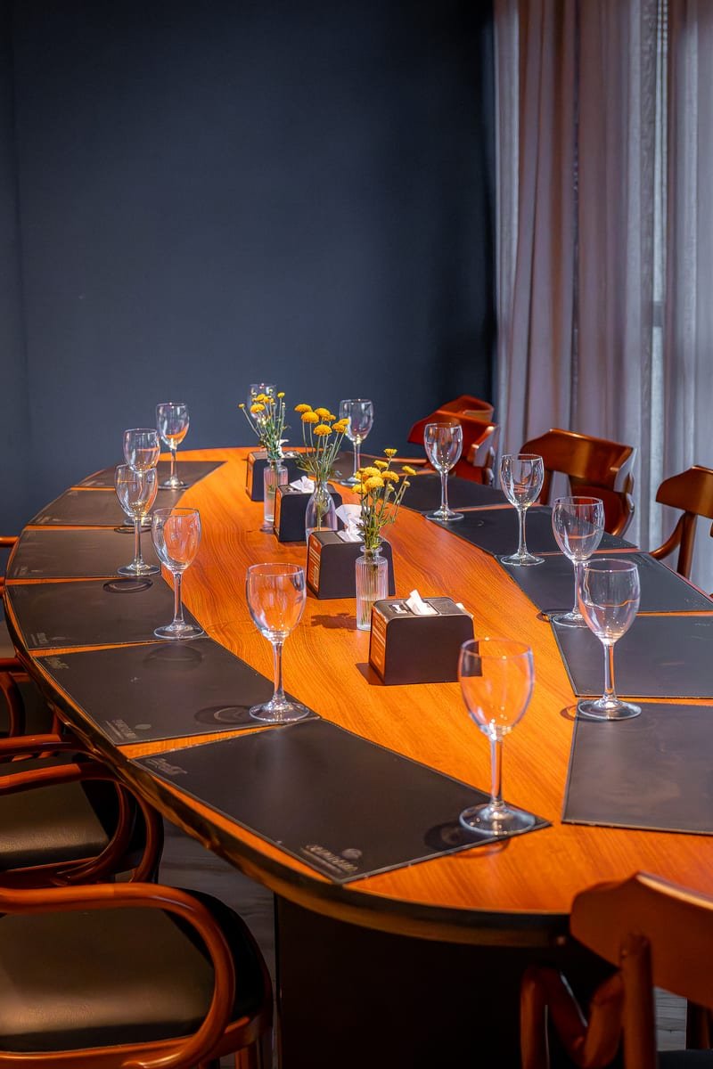 Mesa executiva em ambiente reservado