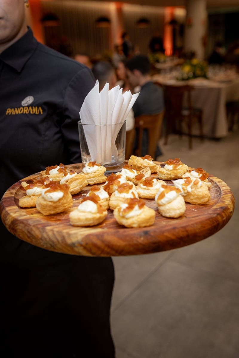 Garçom com bandeja de canapés artesanais