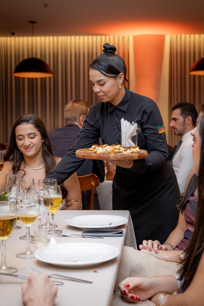 Equipe do Panorama servindo canapés aos convidados
