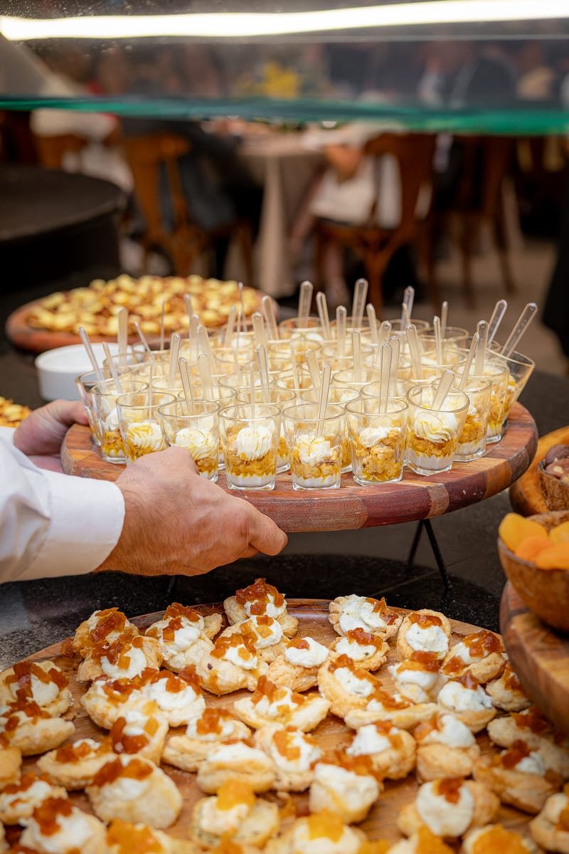 Buffet de sobremesas e canapés do evento