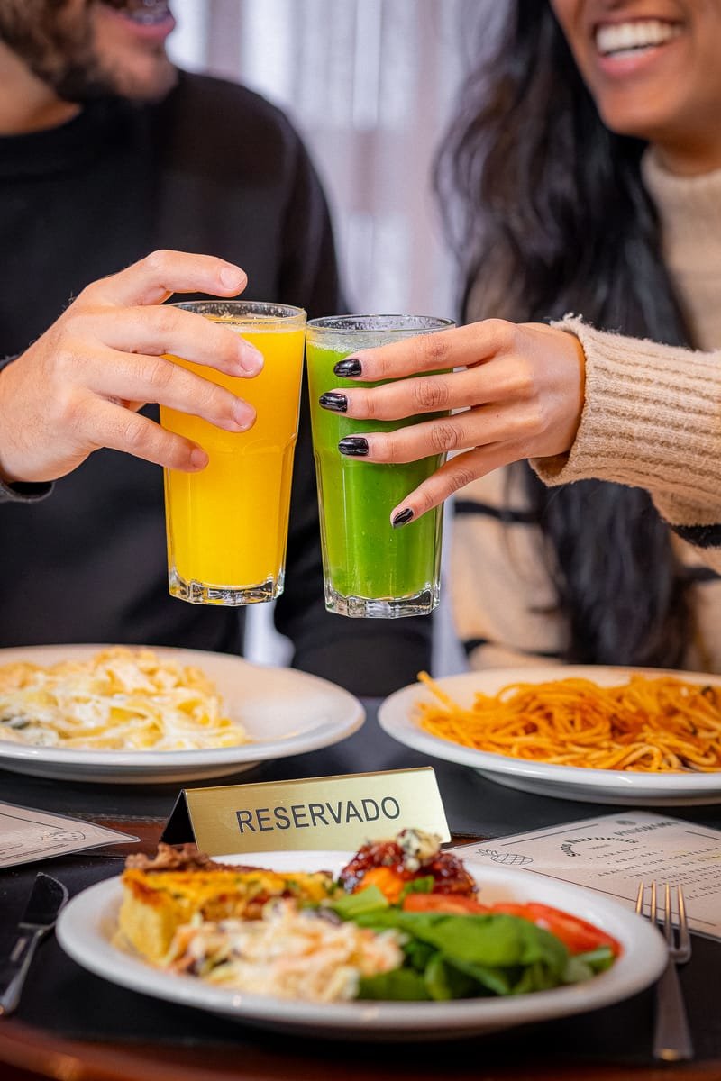 Brinde com drinks no restaurante