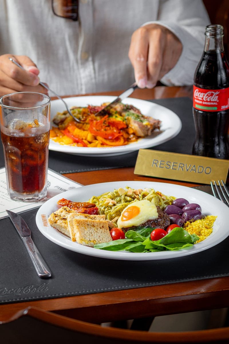 Cliente almoçando